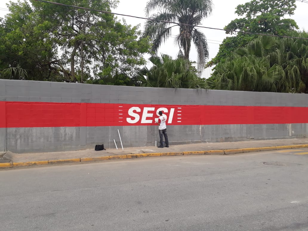 Limpeza e pintura muro da unidade Sesi Cubatão litoral SP