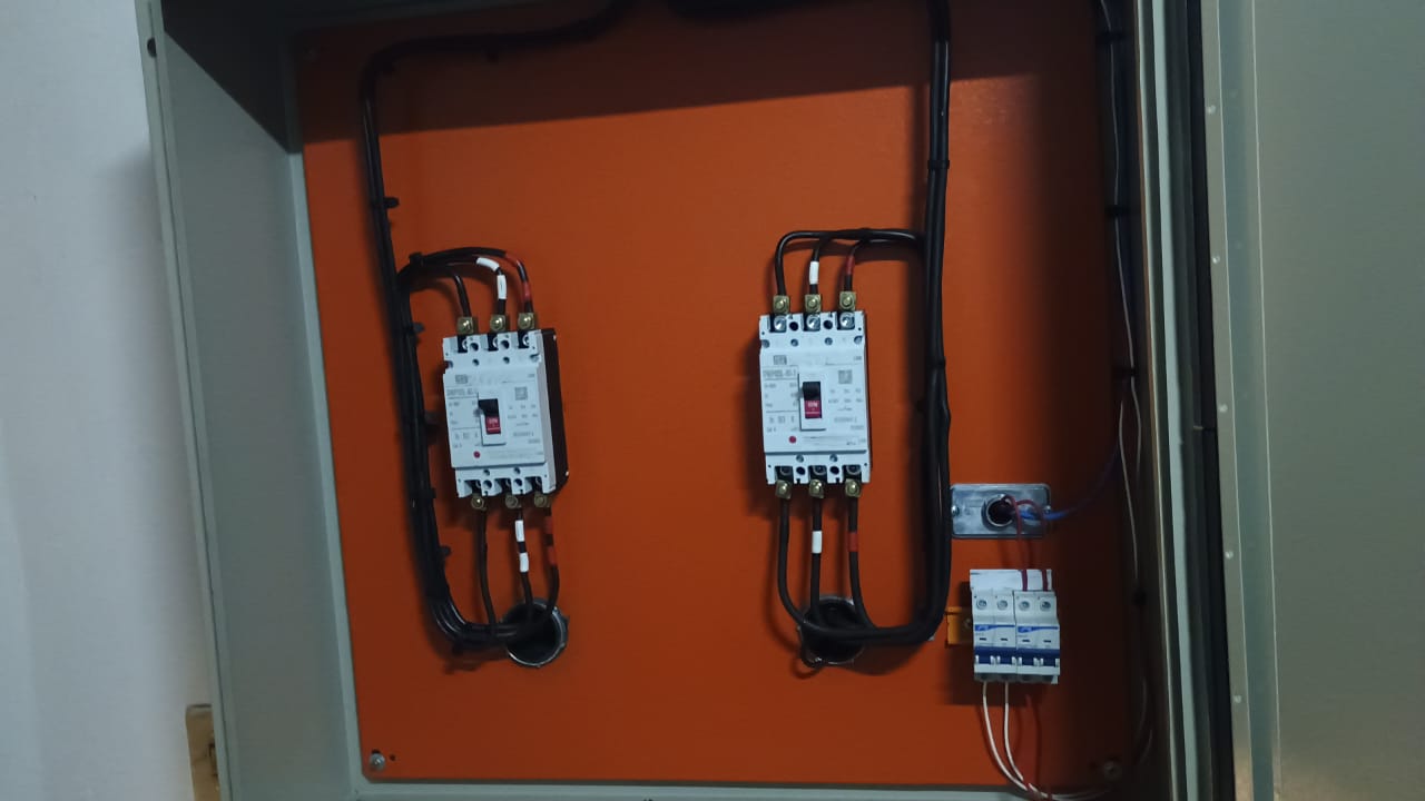 Instalação e readequação de quadro de comando dos elevadores.
